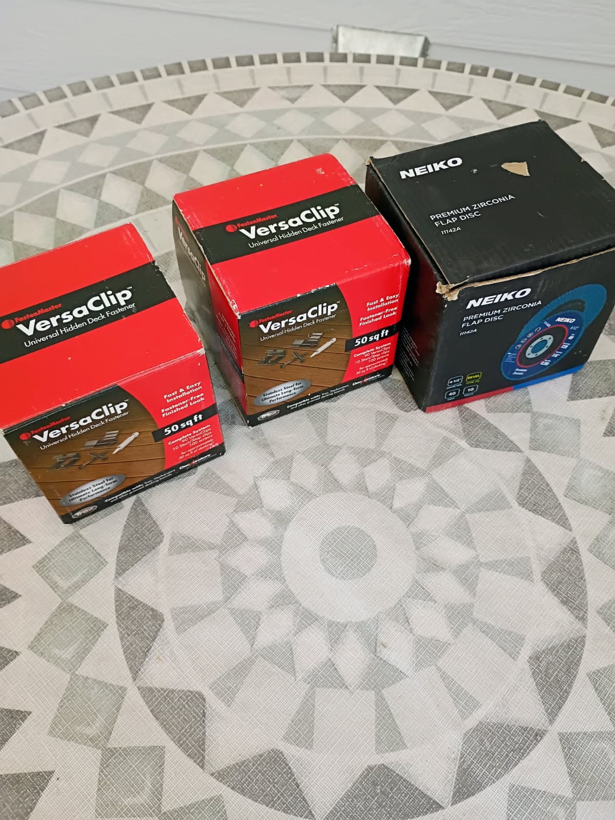 Versaclips for decking (2 Boxes New) and Neiko Zirconium Discs (1 box new)
