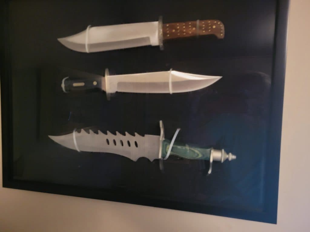 3 BOWIE KNIVES
