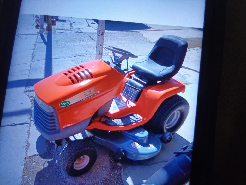 Lawn tractor